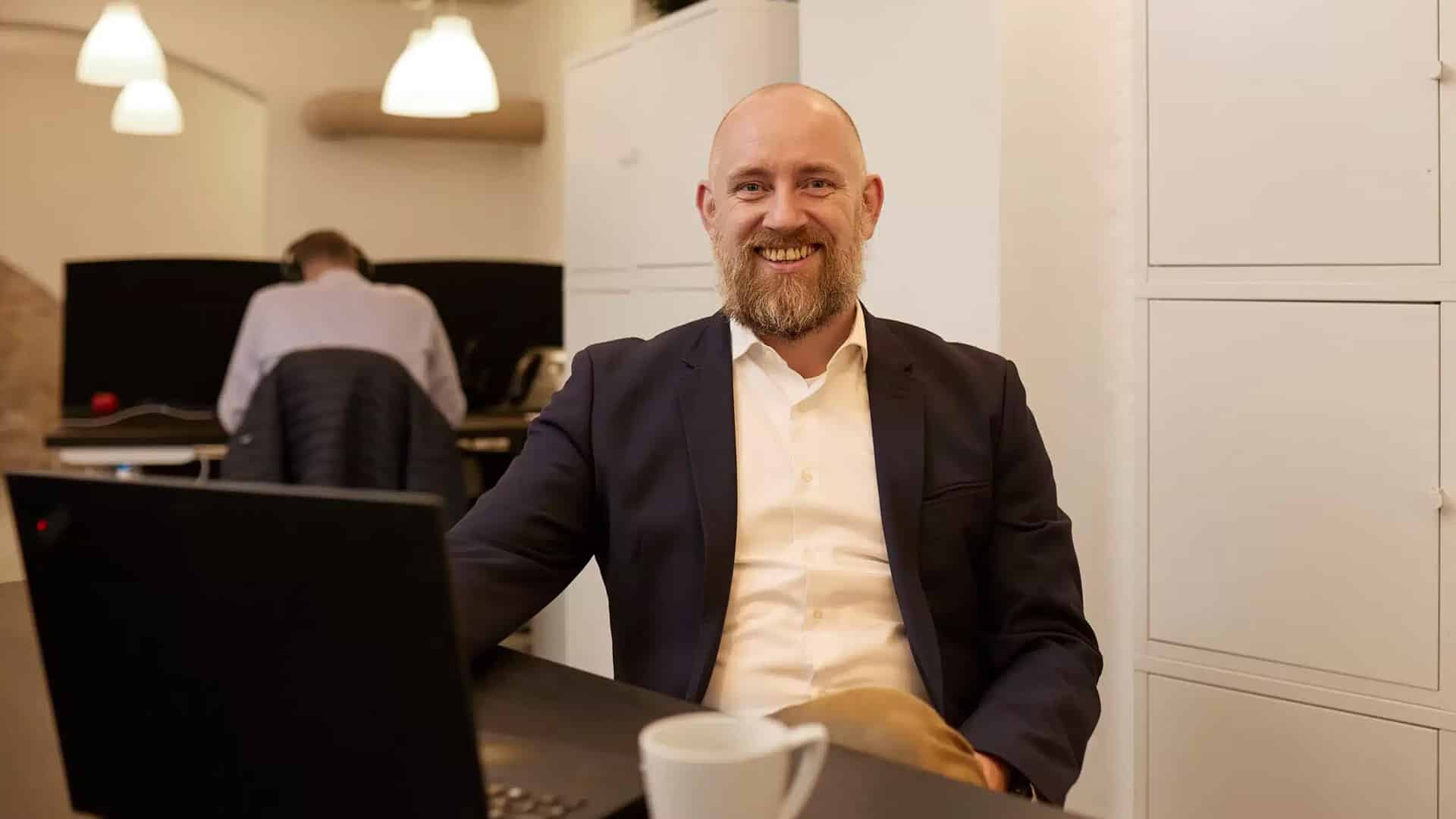 Billede af en strategisk marketingrådgiver ved et bord. Rådgiverens opgave er at optimere afkastet af sine kunders marketingsinvestering, uden interessekonflikter og forudindtagethed.