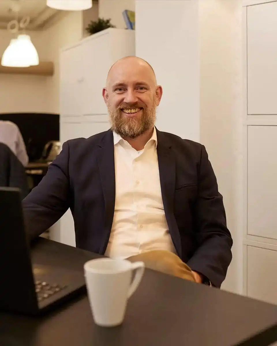 Daniel Guldberg Andersen, marketingrådgiver og founder af Konvad, ved sit skrivebord