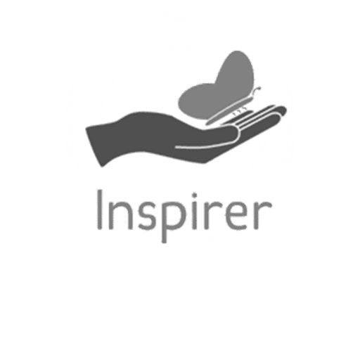 Logo med en hånd, der holder en sommerfugl, og teksten 'Inspirer'.