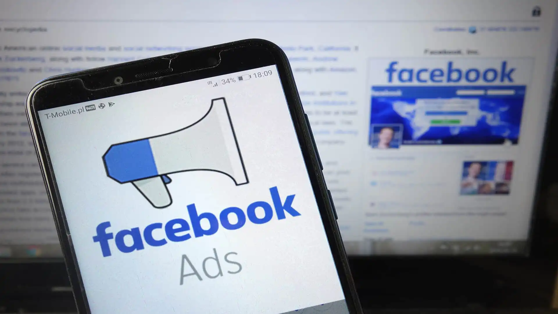 Mobiltelefon viser Facebook Ads-logoet med en megafon i fokus.