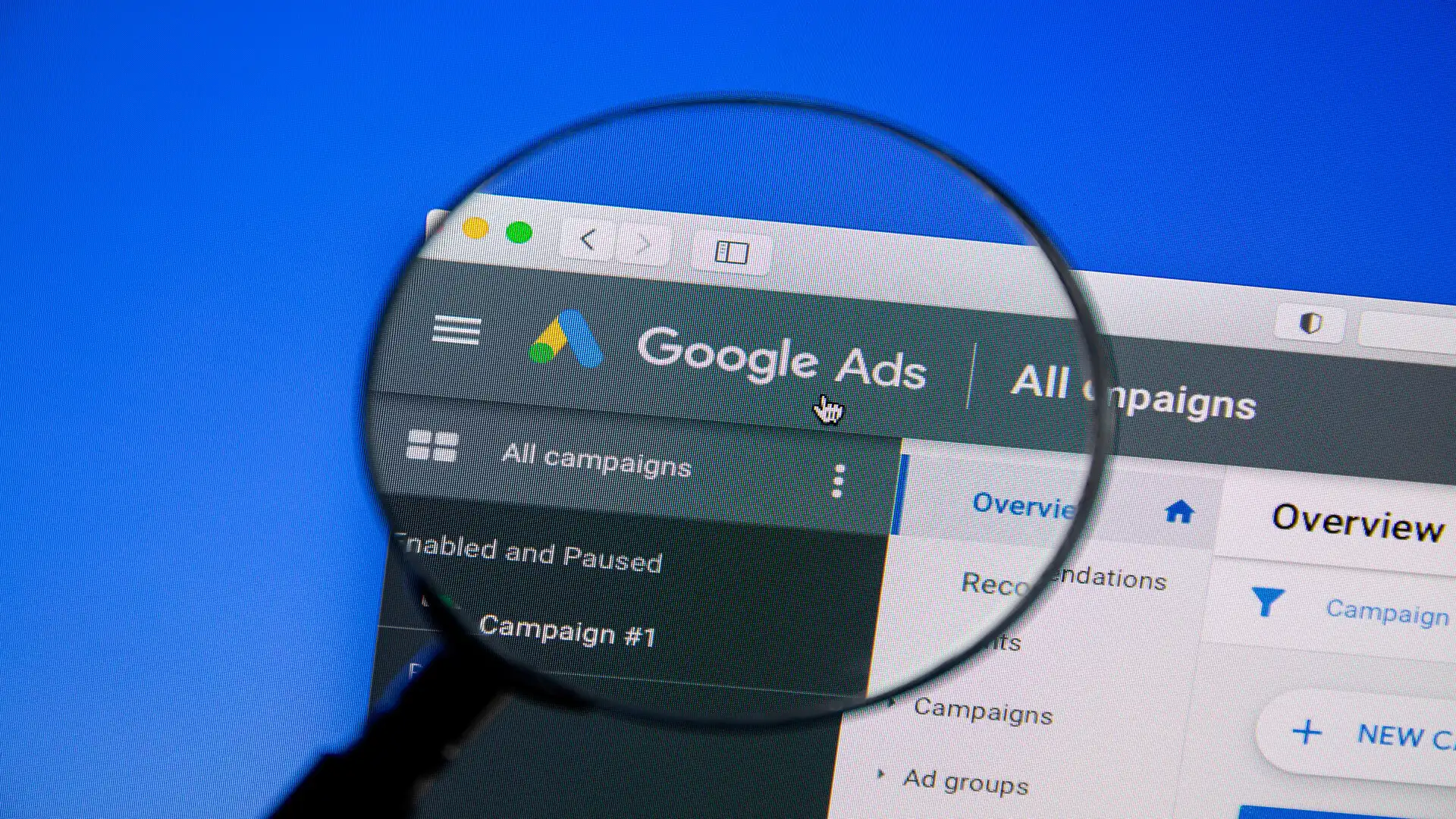 Fokus på Google ads logoet og Google ads konsulentens primære skærmbillede.